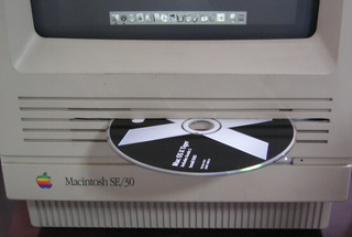 Illustration for article titled Hacker Stuffs a Mac Mini Inside an Apple SE/30